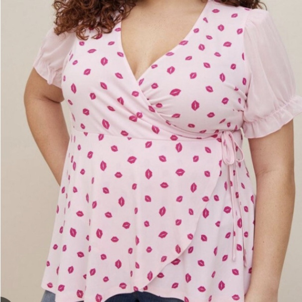 NWT Torrid Pink Kiss Lips Wrap Tie Puff Sleeve Babydoll Shirt Sz 0 (L 12)